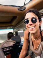 Aurélia souriant dans un 4x4 pendant son voyage en Tanzanie