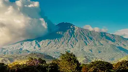 Mont Meru vu depuis la périphérie d'Arusha en Tanzanie