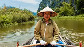 Barque traditionnelle dans la réserve de Van Long à Ninh Binh au Vietnam