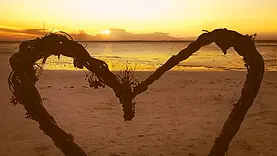 Coucher de soleil à Kae Funk sur Zanzibar en fin de séjour, face au lagon et aux derniers reflets du jour.
