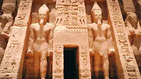 Façade du temple d’Abou Simbel avec statues colossales en Égypte