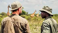 Guide francophone avec voyageur lors d’un safari à pied dans le parc national d’Arusha en Tanzanie