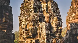 Visages sculptés du temple du Bayon à Angkor au Cambodge