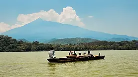 Barque sur le lac Duluti face au mont Meru à Arusha