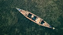 Barque traditionnelle vue du ciel sur les eaux sombres du lac Tanganyika