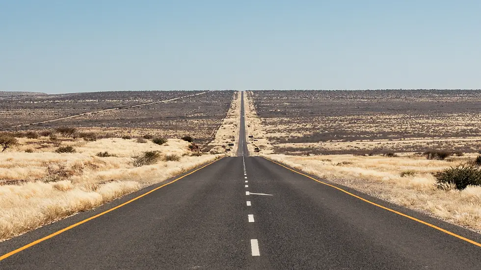 Entre Windhoek et le Kalahari, la route rappelle qu’un voyage commence souvent par une direction plus que par une destination.