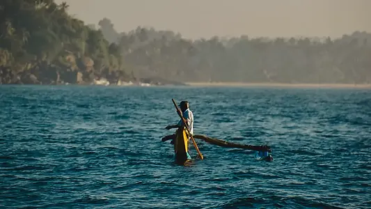 Pêcheur traditionnel dans l’océan à Mirissa au Sri Lanka