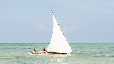 Ngalawa traditionnel naviguant au large de Zanzibar