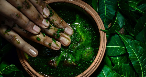 Préparation d’un soin ayurvédique aux plantes au Sri Lanka