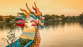 Bateau Dragon sur la rivière des Parfums à Hué au Centre Vietnam
