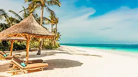 Plage de Kendwa à Zanzibar au dernier jour du voyage entre sable blanc, mer turquoise et lumière douce avant le retour.