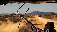 Guide utilisant une antenne de suivi lors d’une traque de léopard à Okonjima en Namibie