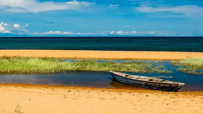 Barque sur les rives du lac Tanganyika dans l’ouest de la Tanzanie
