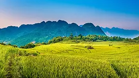 Rizières et montagnes dans la réserve naturelle de Pu Luong au Nord Vietnam