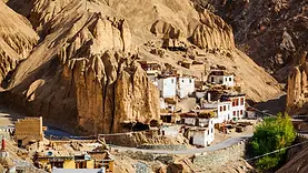 Reliefs lunaires du Moonland près de Lamayuru, dans le Sham occidental au Ladakh.
