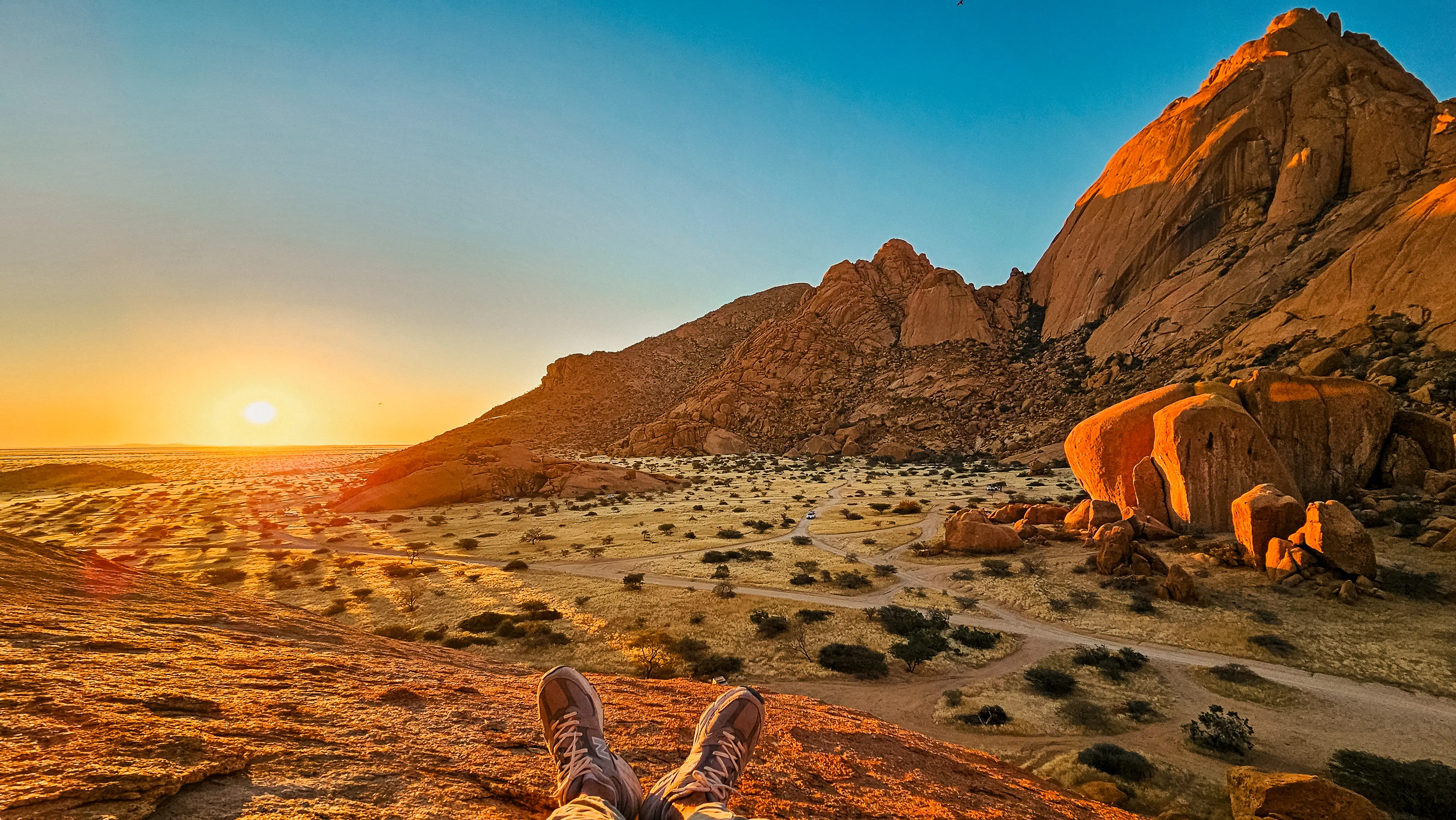 Lumière de fin de journée sur les paysages rocheux de Spitzkoppe en Namibie