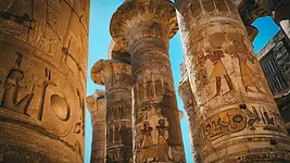 Colonnes gravées du temple de Karnak à Louxor en Égypte