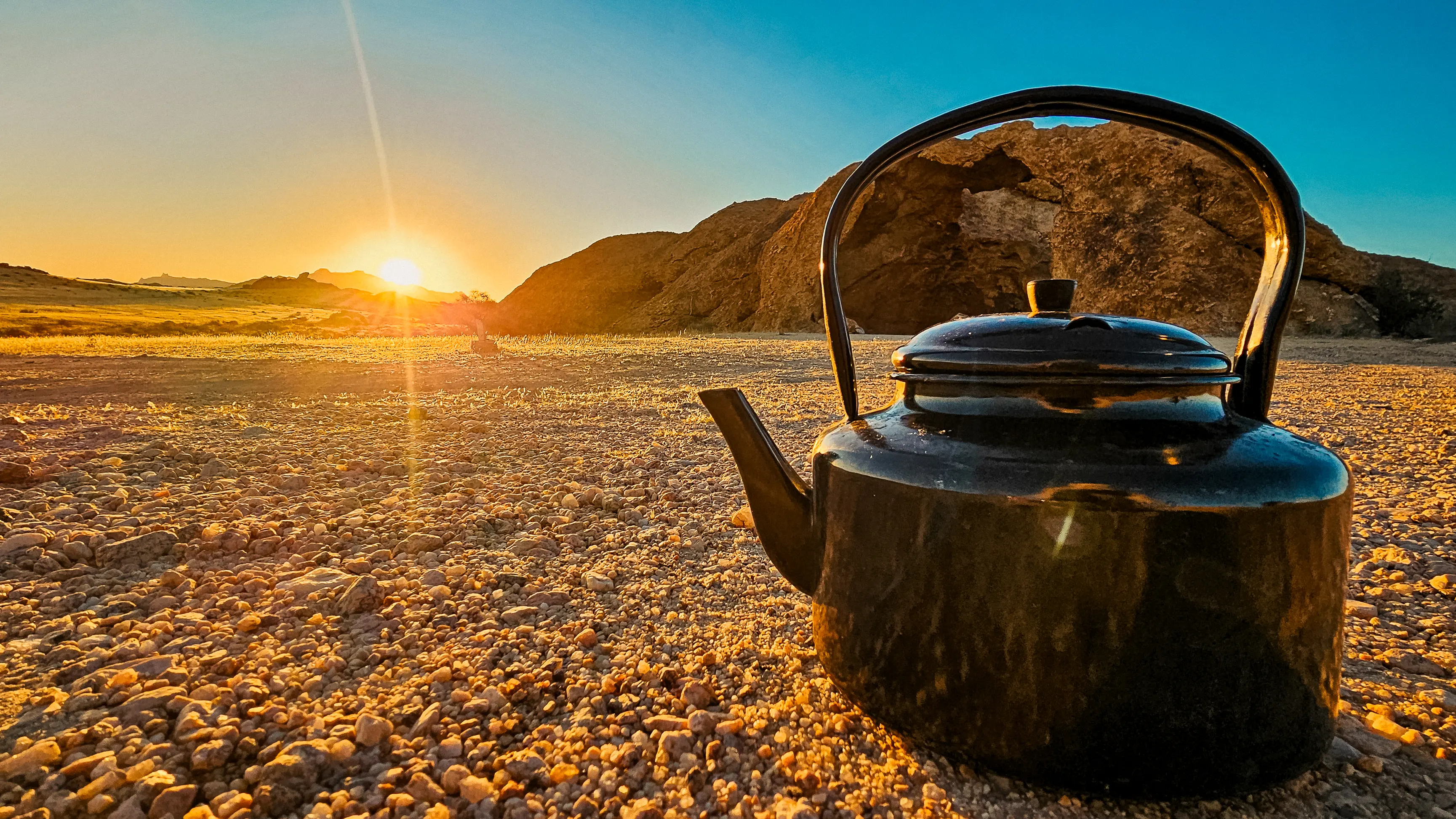 Bouilloire au lever du soleil après une nuit de bivouac en Namibie