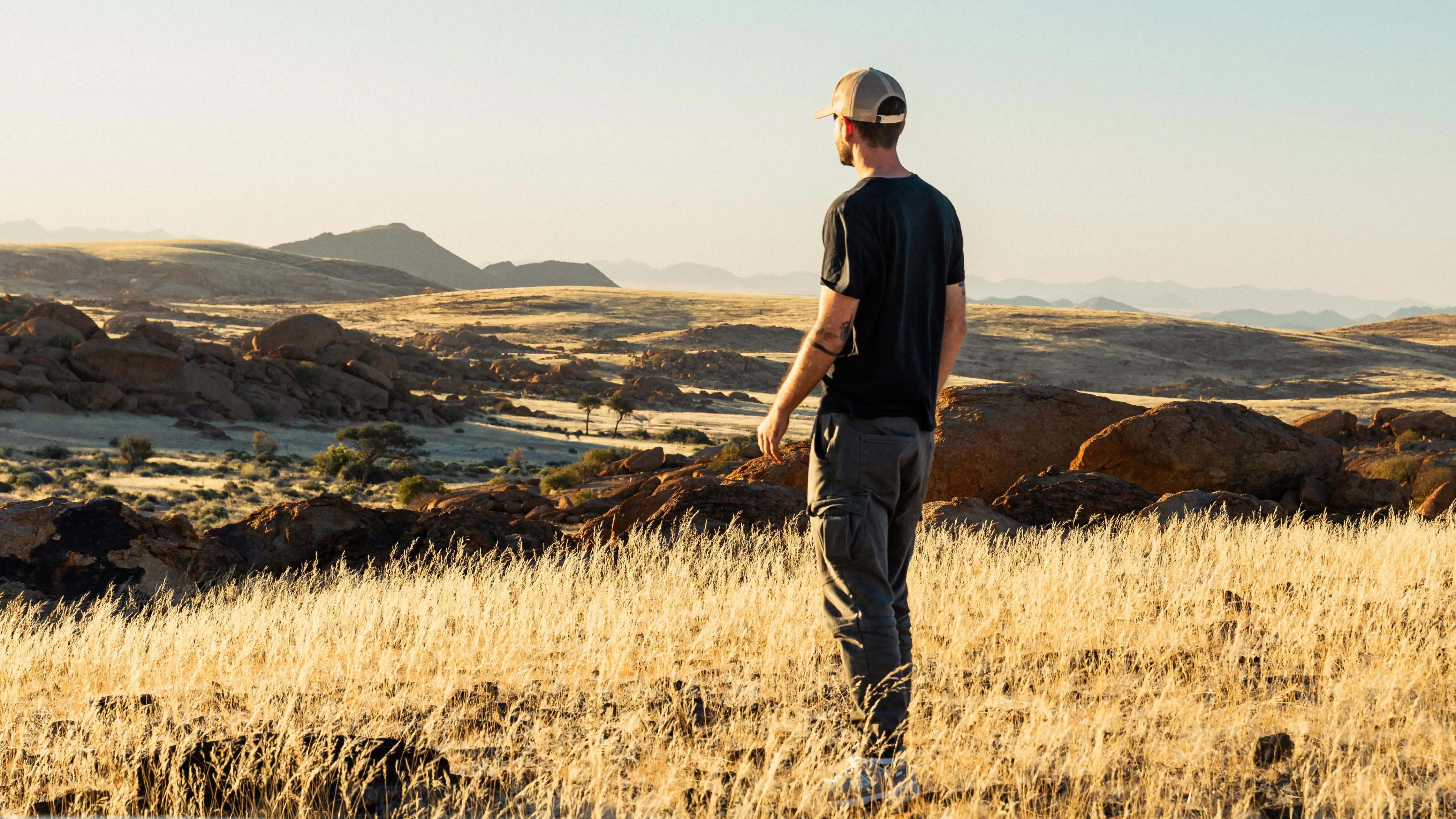 Voyageur de dos face aux paysages du Namib-Naukluft en Namibie