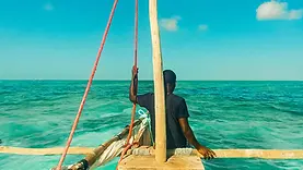 Sortie en ngalawa vers Kae Funk à Zanzibar au moment où le soleil baisse sur l’océan Indien.