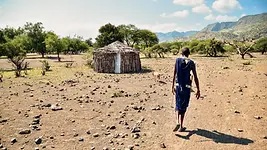 Randonneur maasaï aux abords du lac Natron dans la vallée du Rift en Tanzanie.