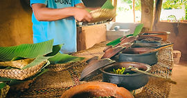 Préparation d’un curry sri-lankais dans une cuisine de village