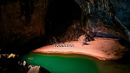 Grande grotte de Phong Nha avec rivière souterraine dans les reliefs karstiques du Vietnam