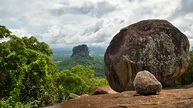 Vue sur le rocher de Sigiriya depuis Pidurangala au Sri Lanka