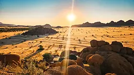Vue sur les paysages du Damaraland depuis Camp Kipwe en Namibie