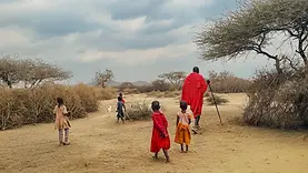 Famille maasaï dans son quotidien dans la région du lac Natron en Tanzanie, entre marche, territoire et vie pastorale.