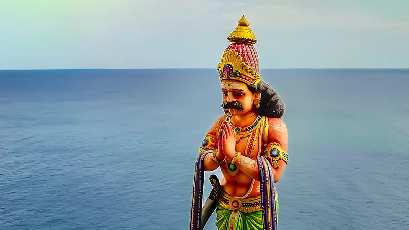 Temple de Trincomalee face à l’océan au Sri Lanka