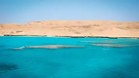 Mer Rouge turquoise et désert près d’Hurghada en Égypte
