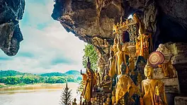 Statues bouddhistes dans les grottes de Pak Ou au bord du Mékong près de Luang Prabang