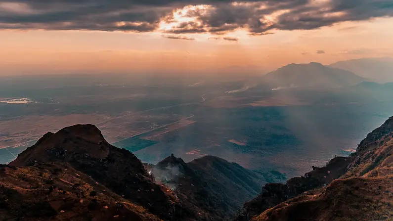 Coucher de soleil sur les montagnes des monts Usambara dans le nord-est discret de la Tanzanie.