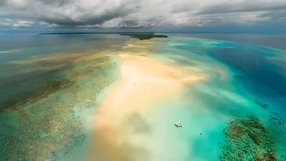 Banc de sable et récifs vus du ciel au large de Pemba en Tanzanie
