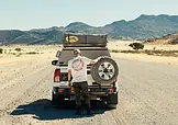 Voyageur avec véhicule 4x4 en self-drive dans le Namib-Naukluft en Namibie