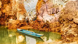 Barque dans une grotte de Phong Nha au cœur des reliefs karstiques du Vietnam