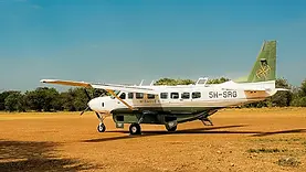 Petit avion posé dans la brousse tanzanienne avant le vol vers Zanzibar en fin de safari.