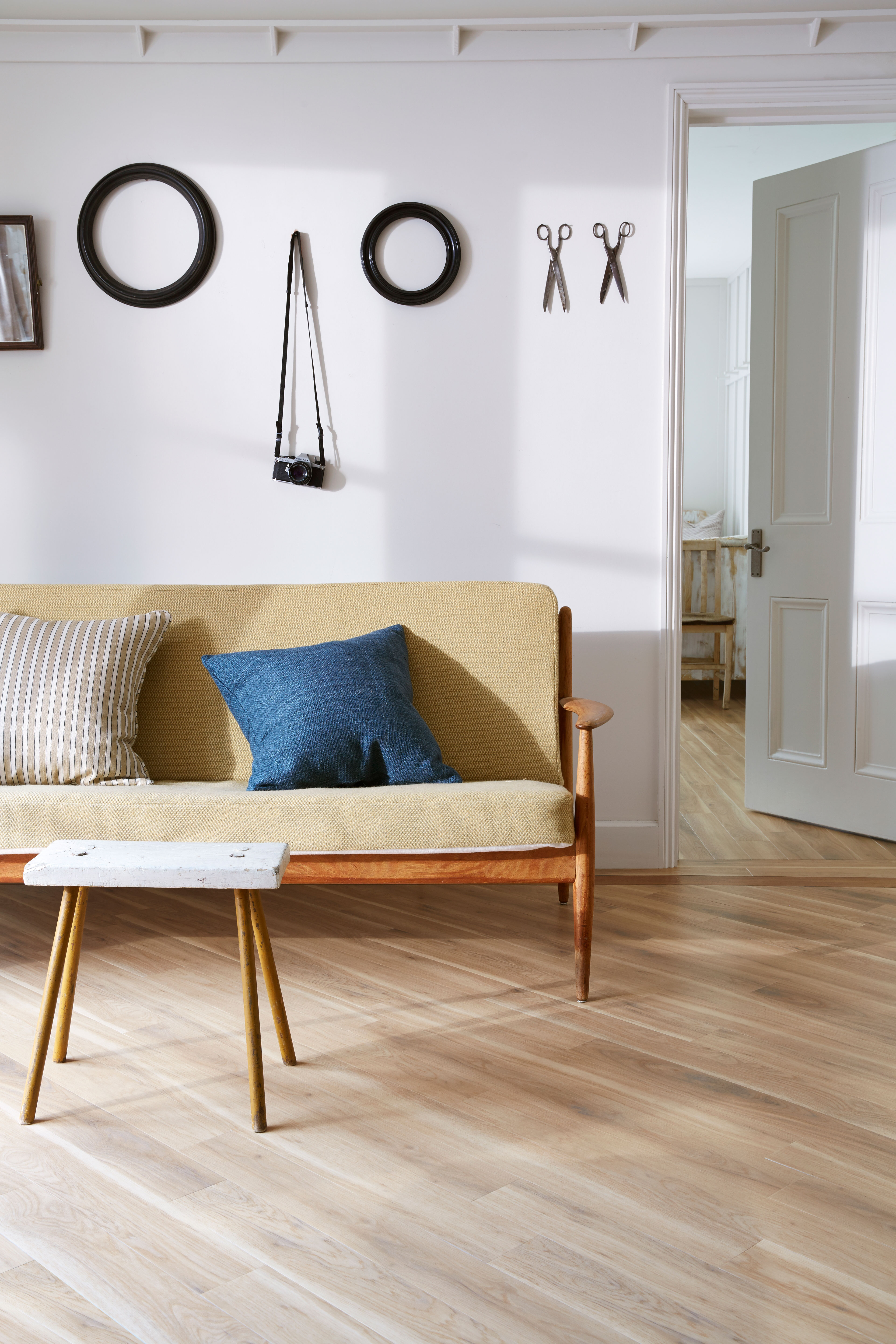 SS5W1010-Eden-Oak-4x36-SS5W2527-New-England-Oak-Border-AR0W7620-Wild-Walnut-Stripping-May-2014