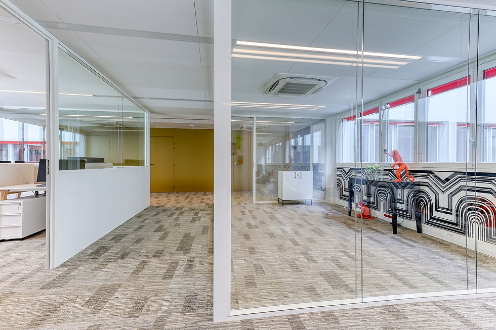 Couloir entre les bureaux situés à paris