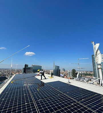 Operatori mentre puliscono pannelli fotovoltaici in copertura