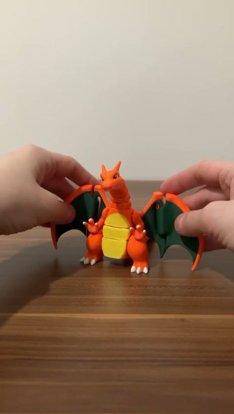 Küçük resim: Charizard Esnek Eklemli Pokemon