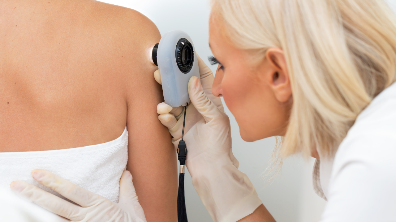 Обследование у дерматолога. Прием дерматолога. Dermatology. Dermatology. Осмотр кожи врачом.