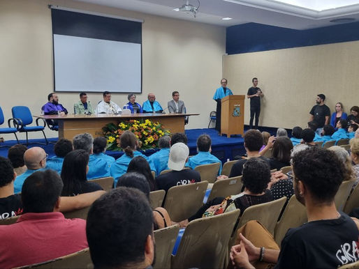 "Gilmar está presente!": cerimônia na UFC homenageia Gilmar de Carvalho e inicia 23ª Semana de Comunicação.