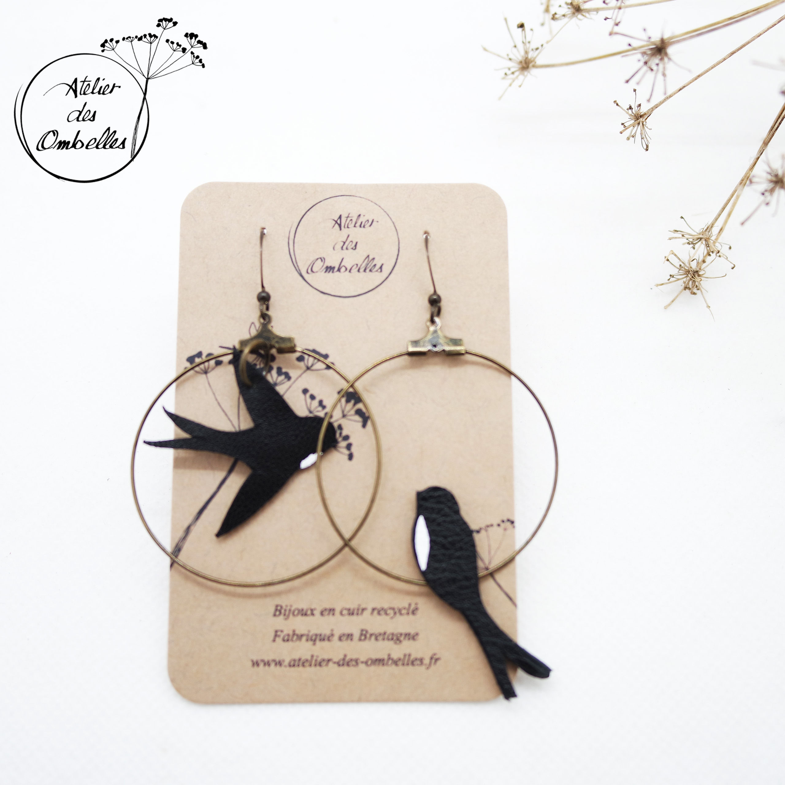 Boucles d'oreilles oiseaux hirondelles asymétriques en cuir upcyclé par l'Atelier des Ombelles