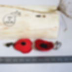 Boucles d'oreilles clip's coquelicot en cuir rouge recyclé fabriqué en bretagne par l'atelier des ombelles