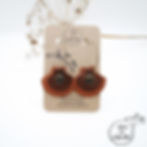 Boucles d’oreilles coquilles saint jacques en cuir upcyclé sur créole – Atelier des Ombelles