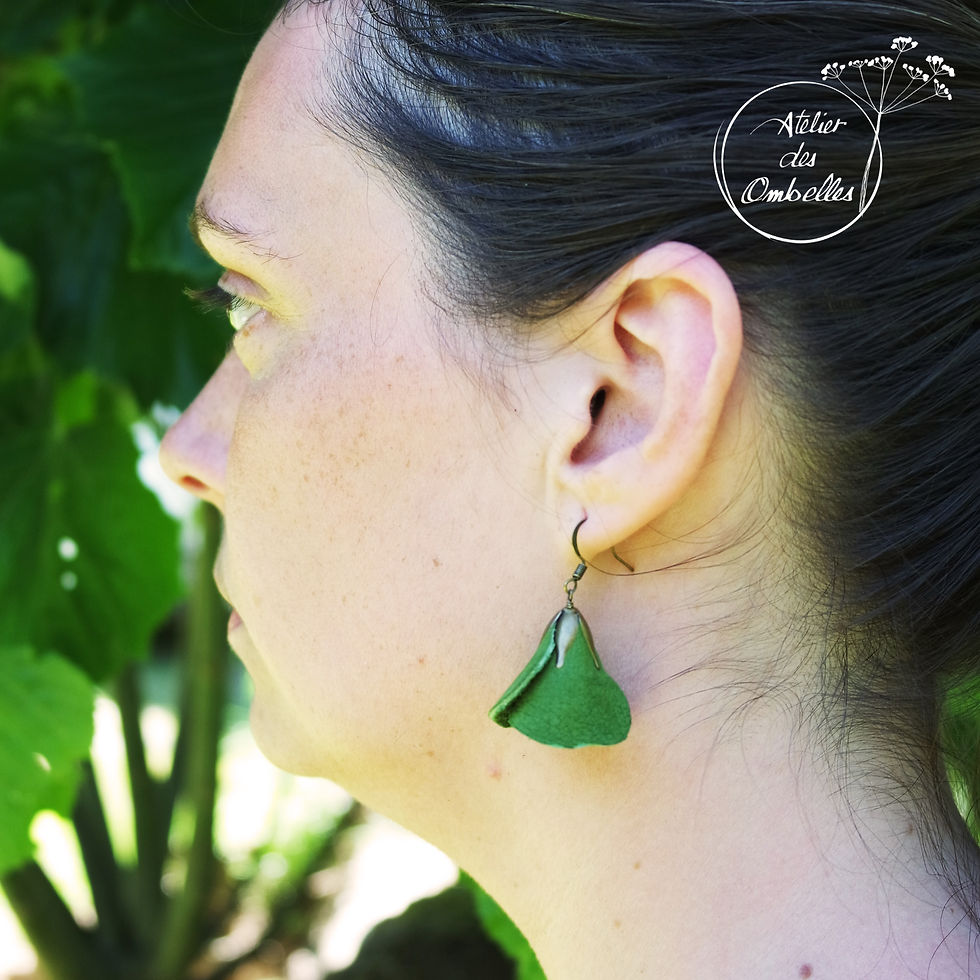 Miniature : boucles d'oreilles petites fleurs verte tendre en cuir recyclé.