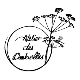 Logo de l'Atelier des Ombelles en noir et blanc, composé d'un cercle dessiné à la main contenant le nom 'Atelier des Ombelles