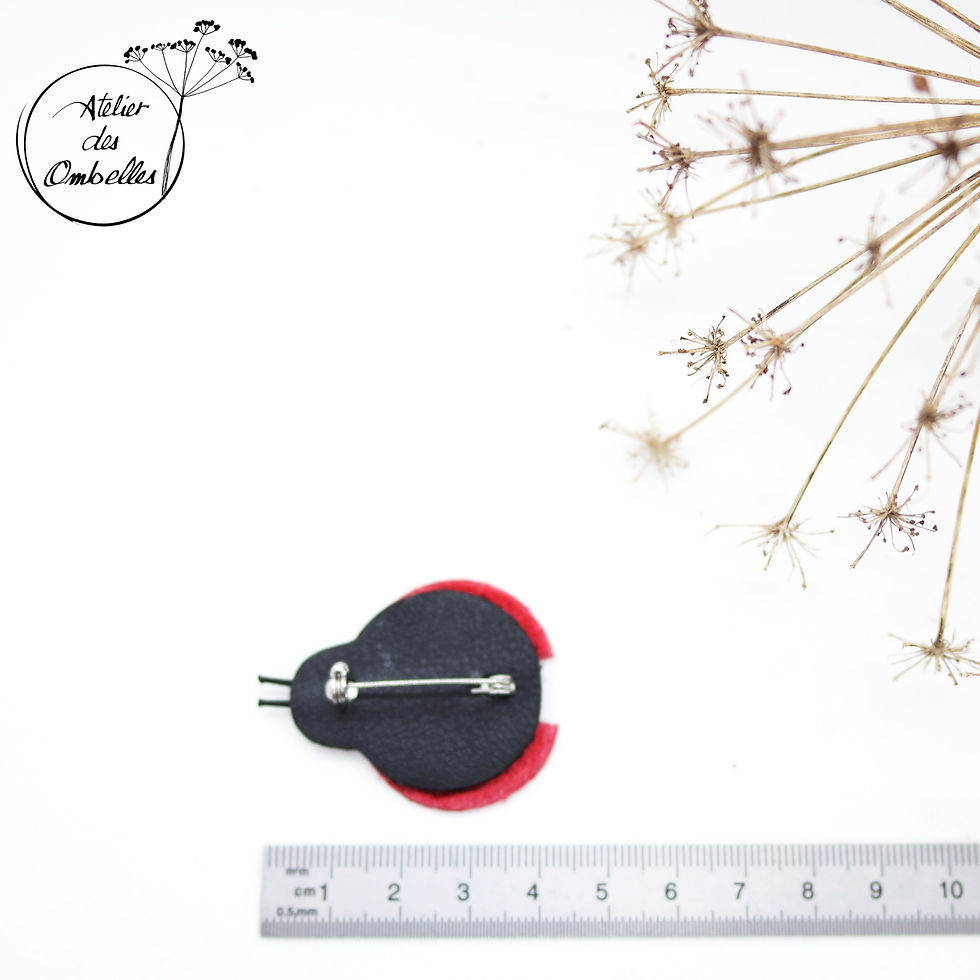 Miniature : Broche coccinelle en cuir upcyclé fait par l'Atelier des Ombelles